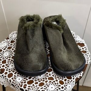 Cozy Togo Green Fur-Lined Slippers